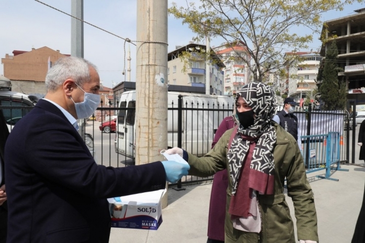 Başkan Büyükgöz Semt Pazarında Maske Ve Eldiven Dağıttı