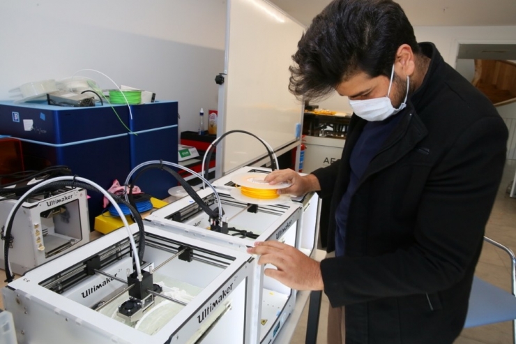 Abdullah Gül Üniversitesi’nden Sağlık Çalışanlarına Üç Boyutlu Yazıcılarla Destek