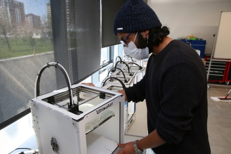 Abdullah Gül Üniversitesi’nden Sağlık Çalışanlarına Üç Boyutlu Yazıcılarla Destek