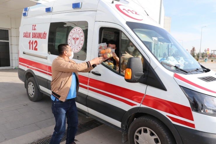 Aksaray’da Sağlıkçılara Meyveli Moral Desteği