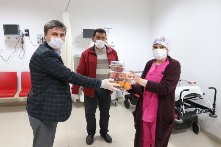 Aksaray’da Sağlıkçılara Meyveli Moral Desteği