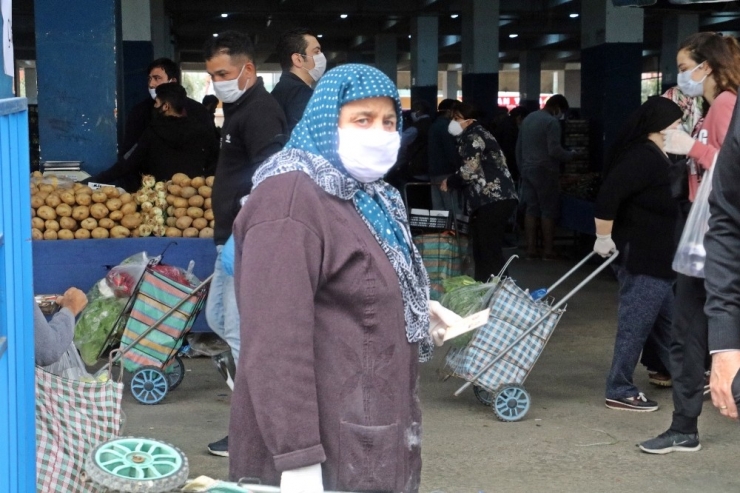 Yaşa Değil Yaş Hesabına Takılan Kadın Pazara Girmek İçin Uzun Süre Bekledi