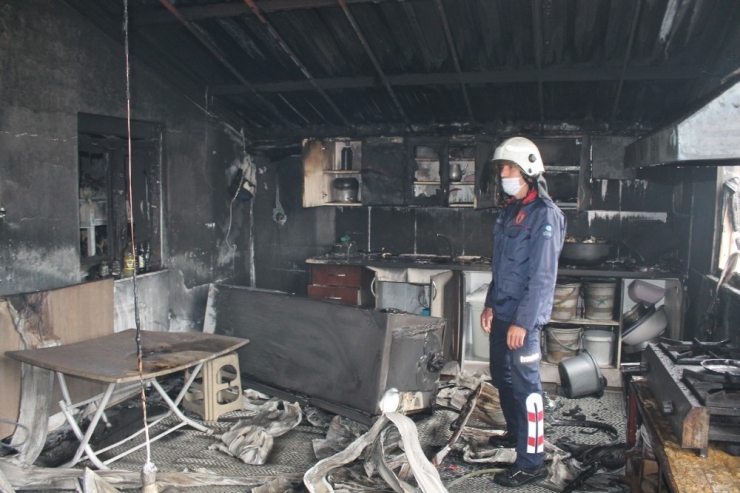 Eşyaları Yanan İşçiler, Yangın Sonrası Gözyaşlarını Tutamadı