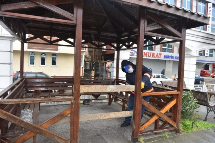 Vatandaş Uyarıyı Dinlemedi, Belediye Ekipleri Bankları Tek Tek Söktü