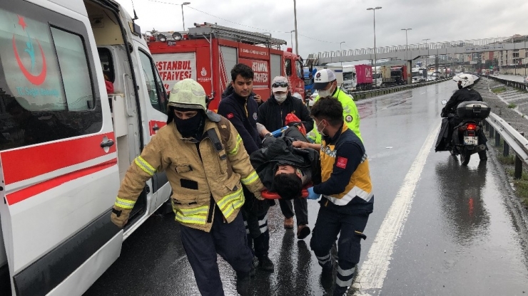Beylikdüzü Liman Yolu Tem Bağlantı İstikametinde 2 Tırın Karıştığı Kazada Sürücülerden Biri Tırda Sıkıştı. Kazada 2 Kişi Yaralanırken Trafiğe Kapanan Yolda Kilometrelerce Kuyruk Oluştu.