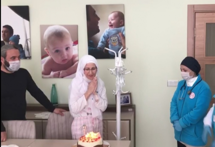 Sağlık Görevlilerinden Kanser Hastası Kadına Evlilik Yıldönümü Sürprizi