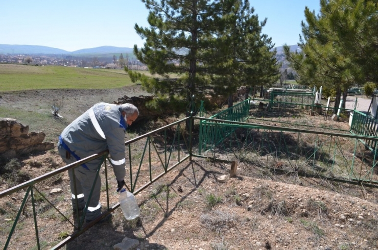 Bünyan Belediyesi Mezarlıklarda Bakım Ve Temizlik Çalışması Yapıyor