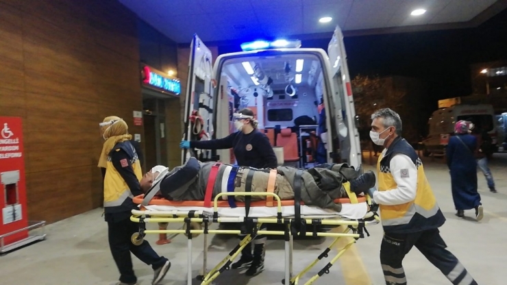 Traktörden Dökülen Yağ Kazaya Yol Açtı...