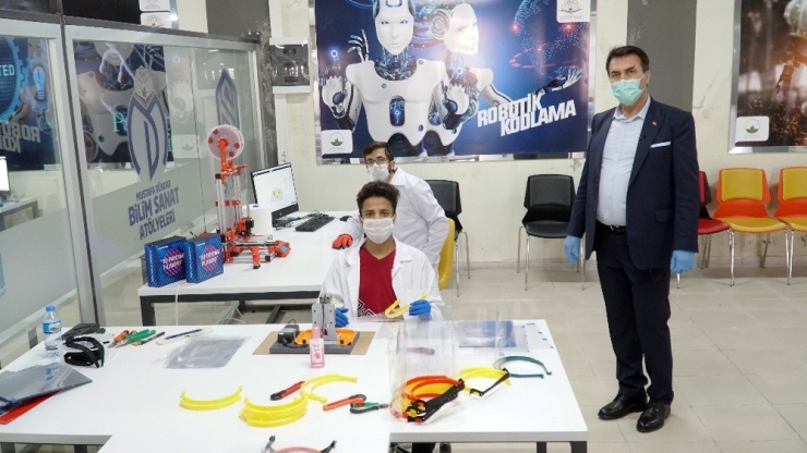 Yabancı Öğrenciler Türkiye İçin Maske Ve Solunum Aparatı Üretiyor