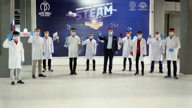 Yabancı Öğrenciler Türkiye İçin Maske Ve Solunum Aparatı Üretiyor