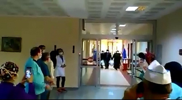 Koronayı Yenen 3 Hasta Alkışlarla Taburcu Oldu