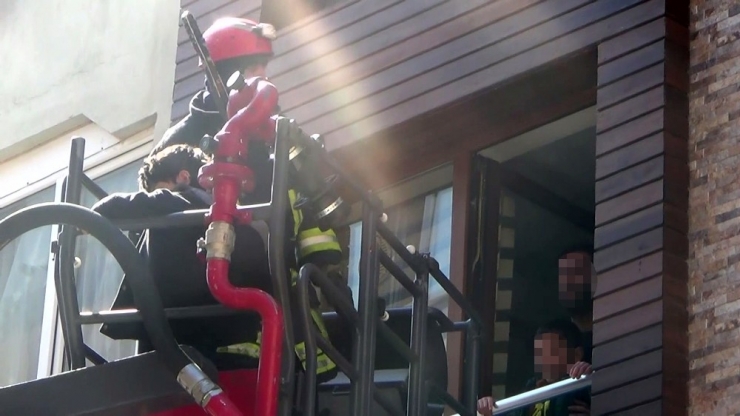 Gece Balkondan Düşen Kadının Eşi Ve Çocuklarını İtfaiye Ekipleri Kurtardı