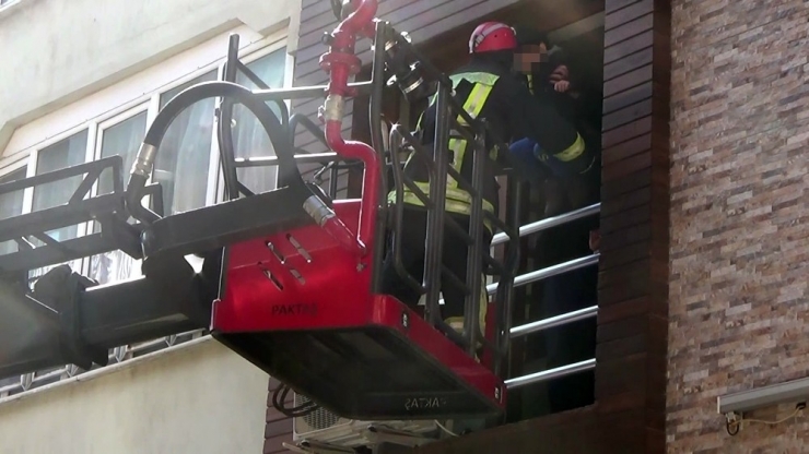 Gece Balkondan Düşen Kadının Eşi Ve Çocuklarını İtfaiye Ekipleri Kurtardı