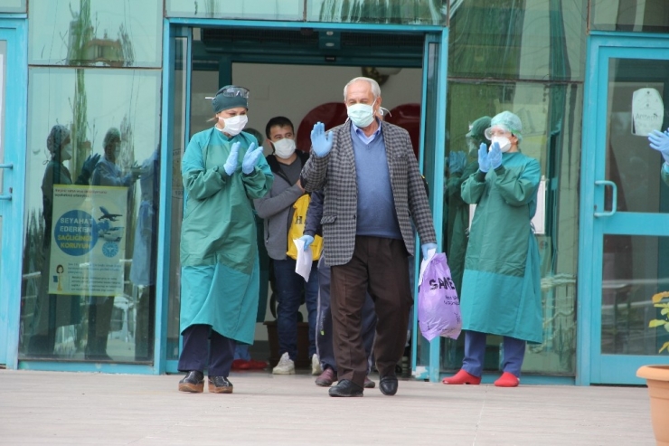 Diyarbakır’da Korona Virüsü Yenen 12 Hasta Alkışlar Eşliğinde Taburcu Edildi