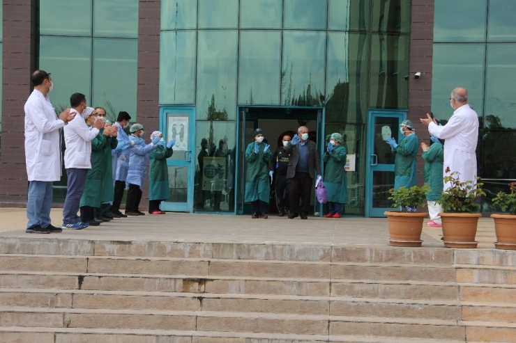 Diyarbakır’da Korona Virüsü Yenen 12 Hasta Alkışlar Eşliğinde Taburcu Edildi