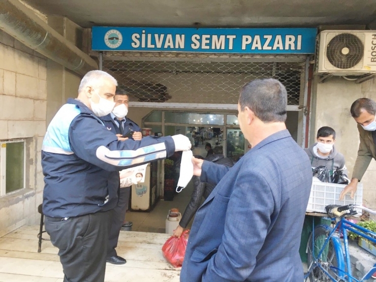 Silvan’da Ücretsiz Maske Dağıtımı Devam Ediyor