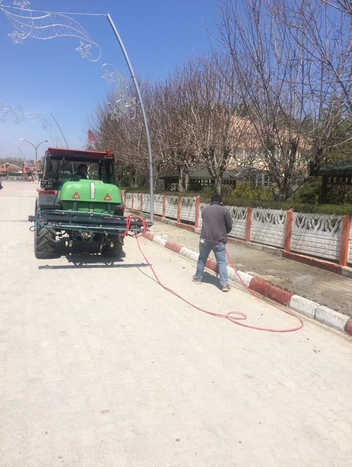 Dumlupınar’da Tüm Bahçe Park Ve Kaldırımlar İlaçlandı