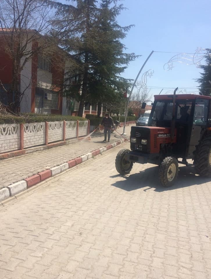 Dumlupınar’da Tüm Bahçe Park Ve Kaldırımlar İlaçlandı