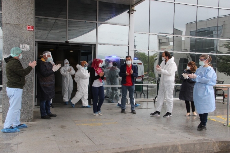 Karı Koca Çift Korona Virüsü Yendiler, Alkışlarla Taburcu Oldular