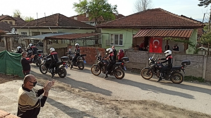 Kadınların Kavgasını Ayırmaya Giden Polisler Pasta İle Karşılaştı