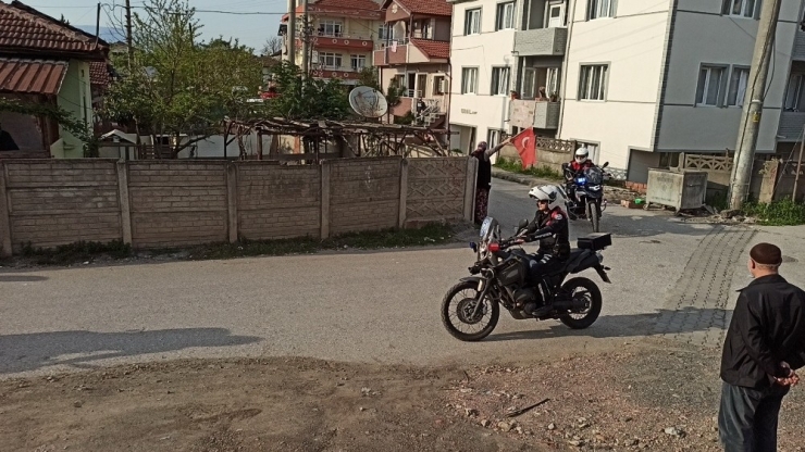 Kadınların Kavgasını Ayırmaya Giden Polisler Pasta İle Karşılaştı