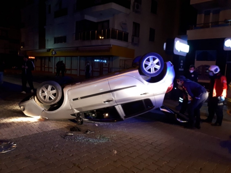 Park Halindeki Otomobile Çarpan Araç Ters Döndü, Sürücüsü Kaçtı