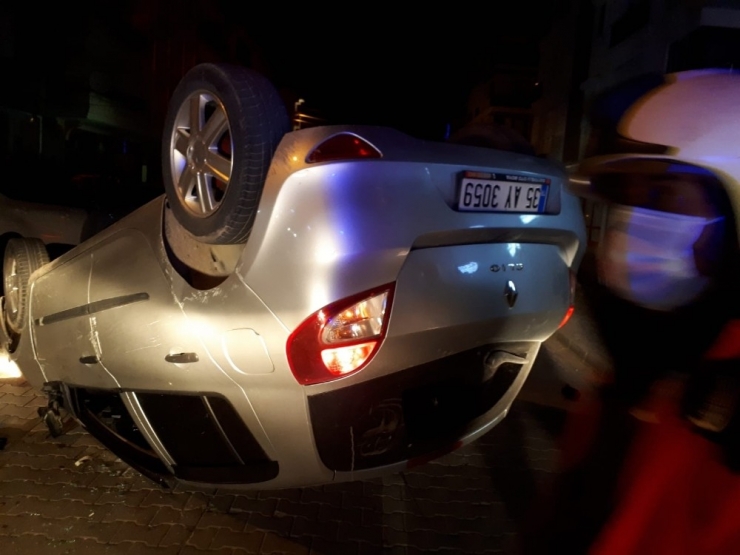 Park Halindeki Otomobile Çarpan Araç Ters Döndü, Sürücüsü Kaçtı