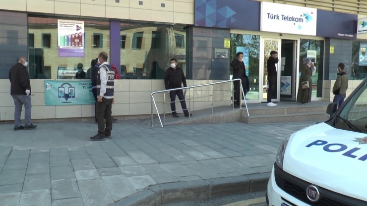 Erzurum’da Polisten Sosyal Mesafe Tedbirleri