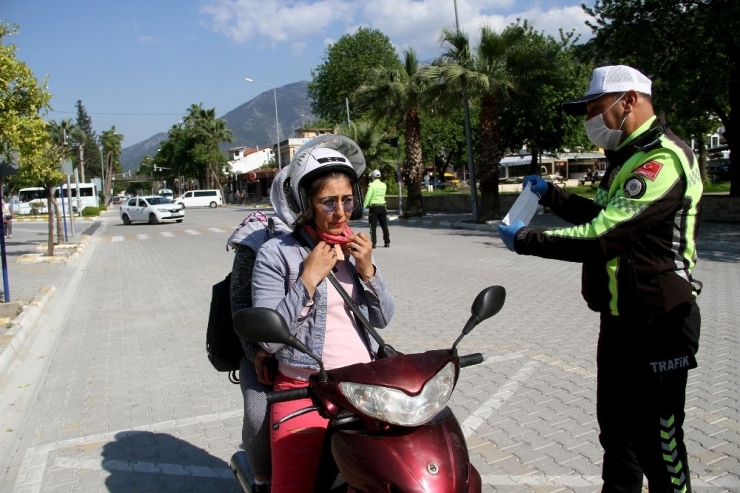Fethiye’de Trafik Polisleri Maske Ve Eldiven Dağıttı