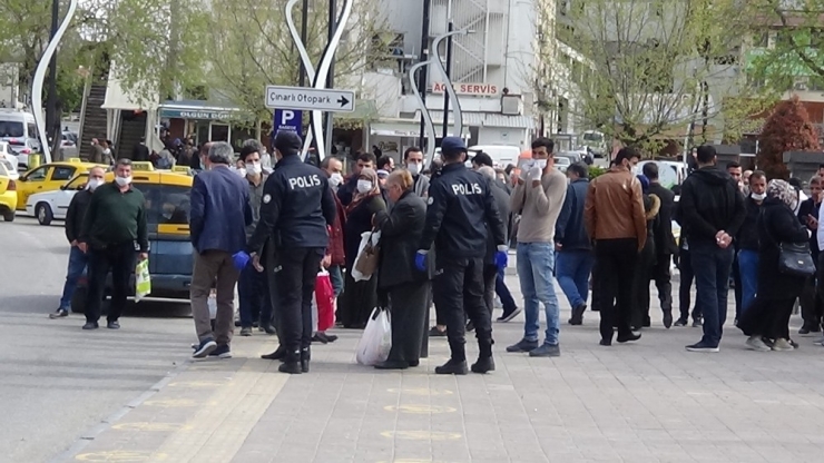 Şüpheli Paket Merakı Sosyal Mesafeyi Unutturdu