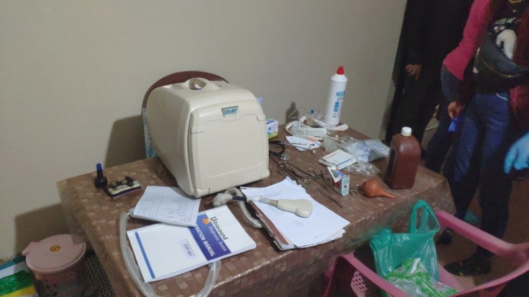 Ruhsatsız Muayenehaneye Polis Baskını