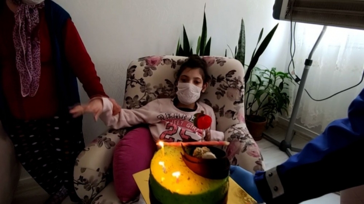 Pasta İsteyen Engelli Kıza Doğum Günü Sürprizi