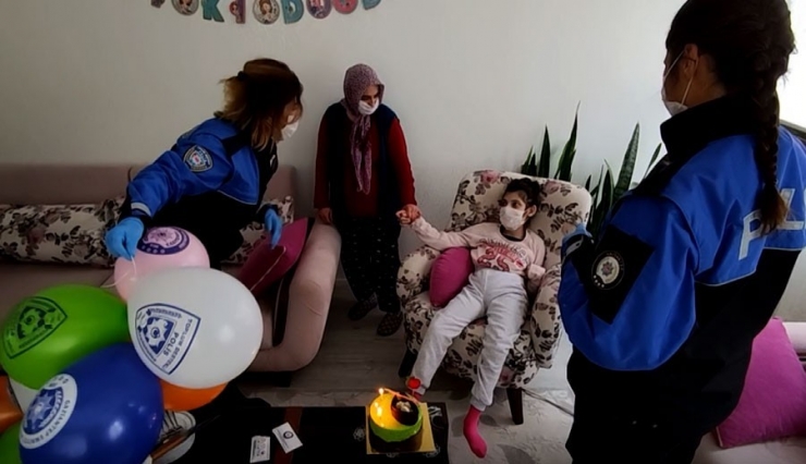 Pasta İsteyen Engelli Kıza Doğum Günü Sürprizi