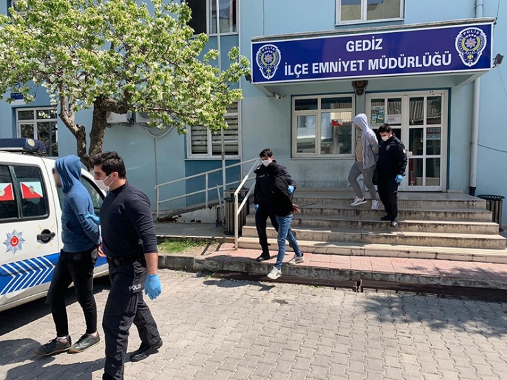 Gediz’de Oto Teyp Hırsızları Yakalandı