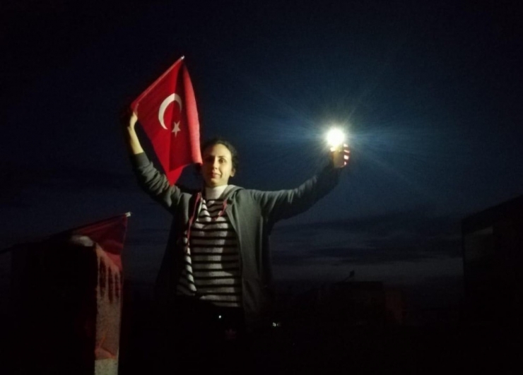 Belediye Hoparlöründen Çalınan Marşa Balkonlardan Bayraklarla Eşlik Ettiler