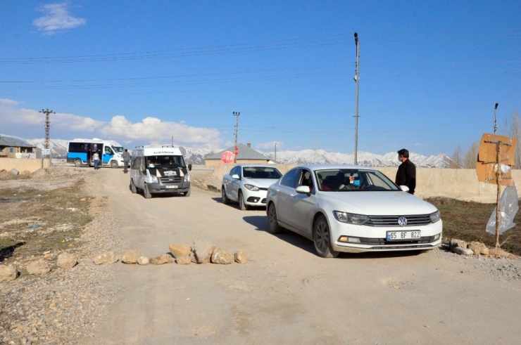 Karton Tabelayla Köyü Giriş Çıkışlara Kapattılar