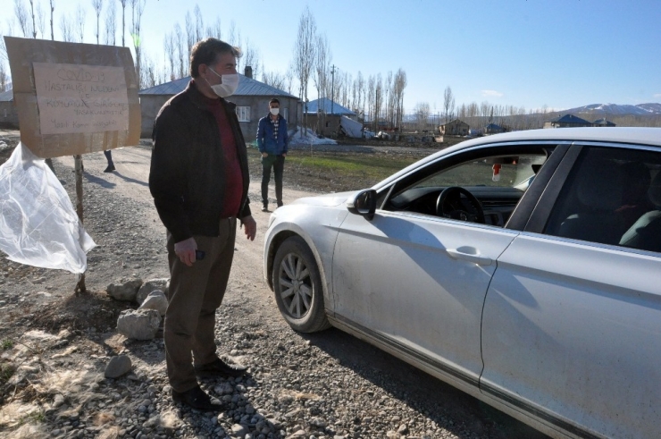 Karton Tabelayla Köyü Giriş Çıkışlara Kapattılar