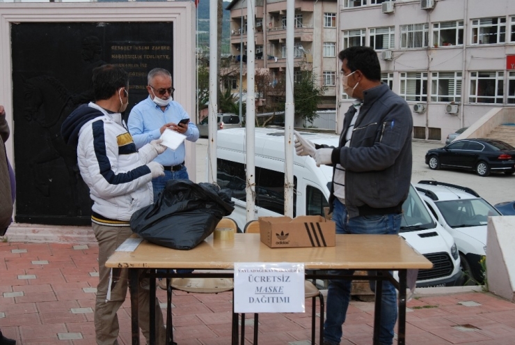 Yayladağı Kaymakamı Yılmaz Vatandaşlara Maske Dağıttı