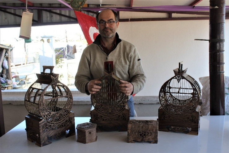 Hobileri Sayesinde Evde Kalmaktan Keyif Alıyor