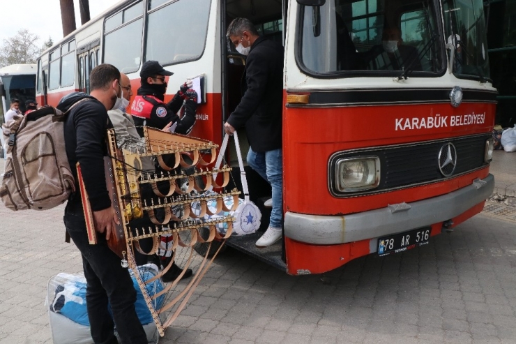 Tahliye Olanlar Sosyal Mesafeyi Bırakıp Yakınlarına Sarıldı
