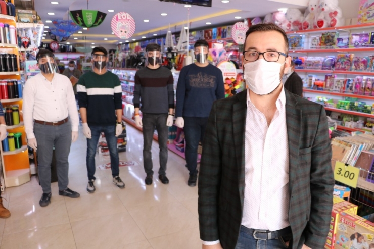 Kırtasiyeciden Sağlık Çalışanlarına Siperli Maske