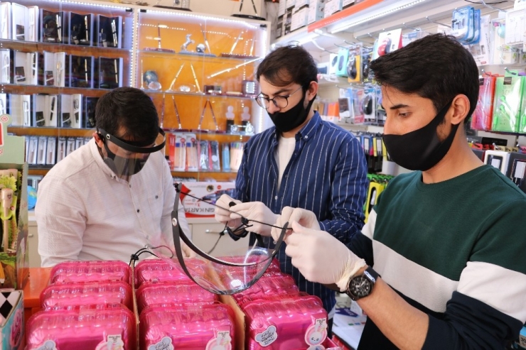 Kırtasiyeciden Sağlık Çalışanlarına Siperli Maske