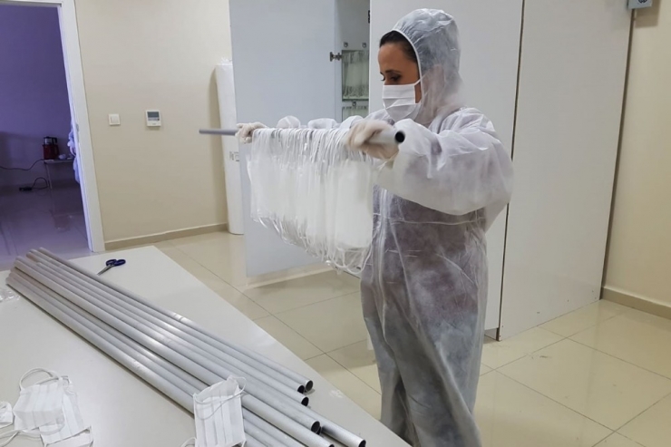 Karabük Belediyesi Ürettiği 350 Bin Maskeyi İyonize Buhar Makinesi Ve Dezenfektan Buharı İle De Temizleyerek Dağıtıyor