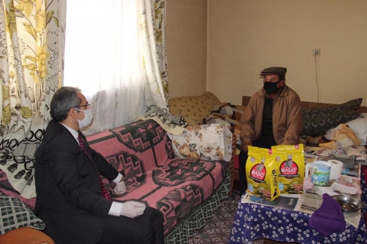 Kaymakam Pişkin, Evde Canı Sıkılan Vatandaşa Sohbete Gitti