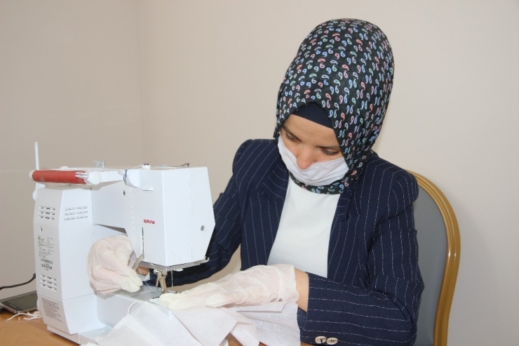 Maske Üretimi İçin Kollar Sıvandı: Kaymakam Dikiyor, Başkan Ütülüyor