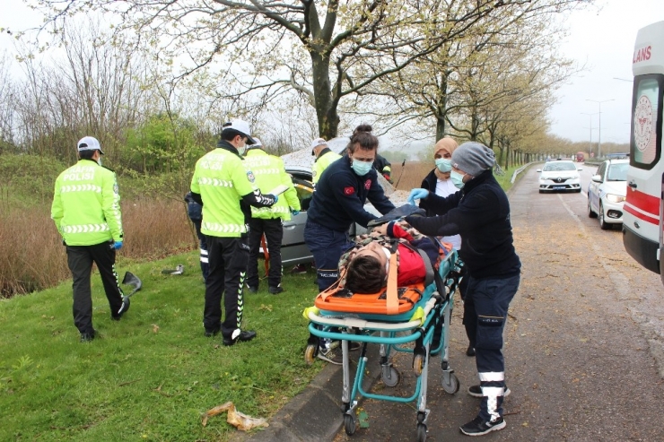 Ağaca Çaparak Hurdaya Dönen Otomobilde Sıkışan Yaralıları İtfaiye Kurtardı