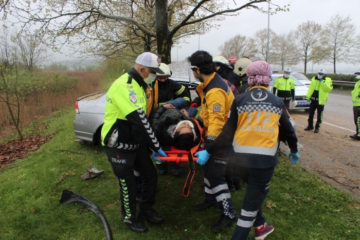 Ağaca Çaparak Hurdaya Dönen Otomobilde Sıkışan Yaralıları İtfaiye Kurtardı