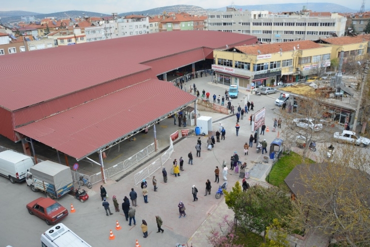 Antalya’da Semt Pazarında 1 Kilometrelik Kuyruk