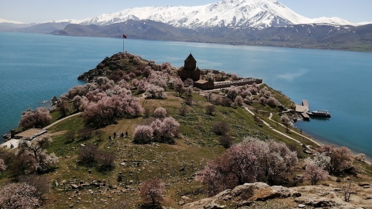 Turistlerin Akınına Uğrayan Akdamar Adası Boş Kaldı