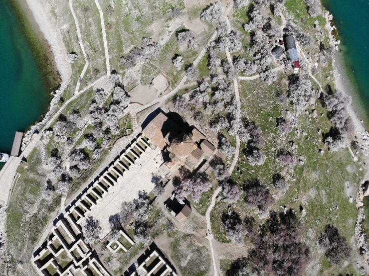 Turistlerin Akınına Uğrayan Akdamar Adası Boş Kaldı